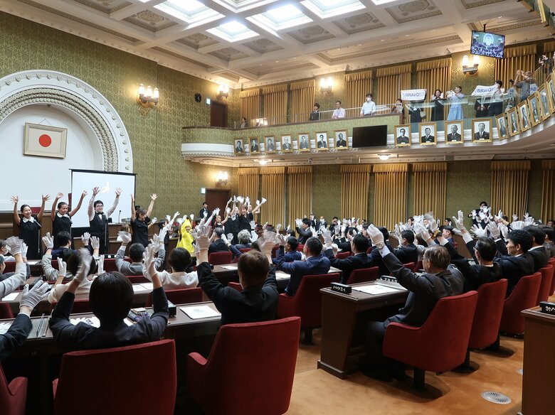 議員たちも白い手袋を着けた