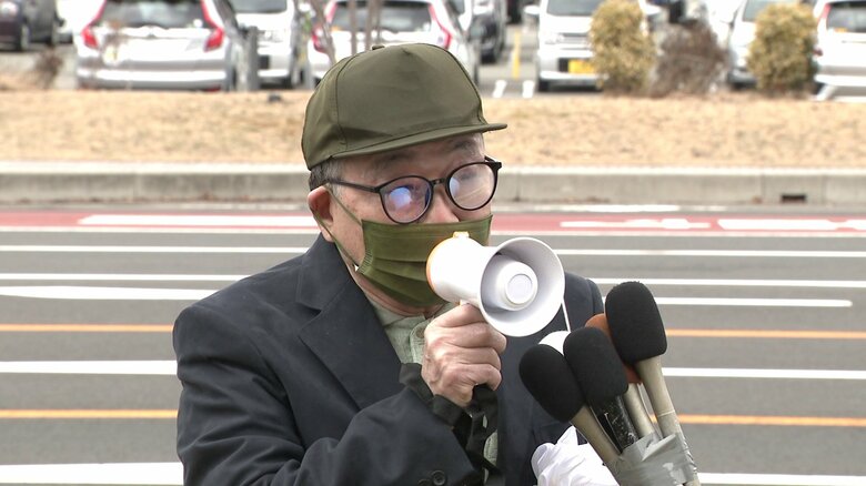 県庁前で訴える大久保氏