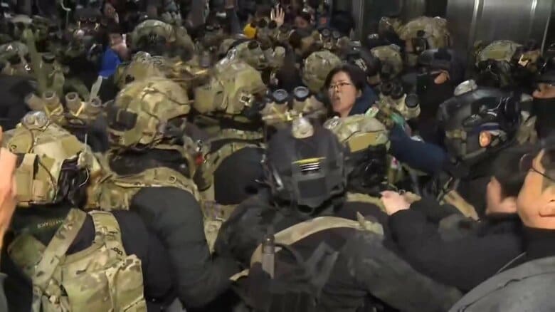 国会には戒厳軍が押し寄せた