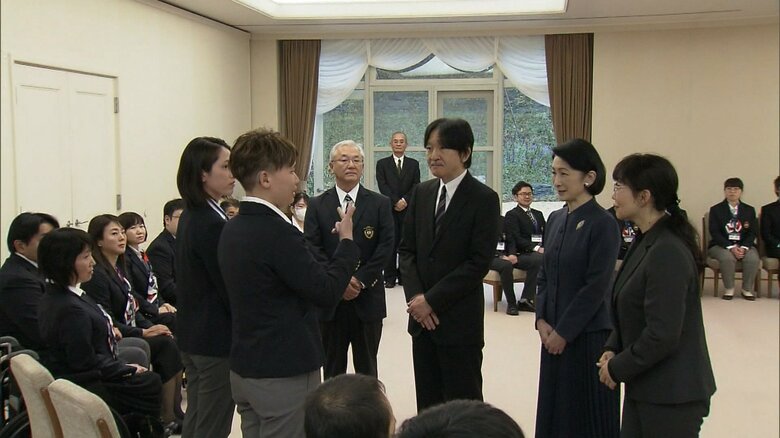 第10回大会に出場する日本選手団と懇談される秋篠宮ご夫妻（赤坂東邸）