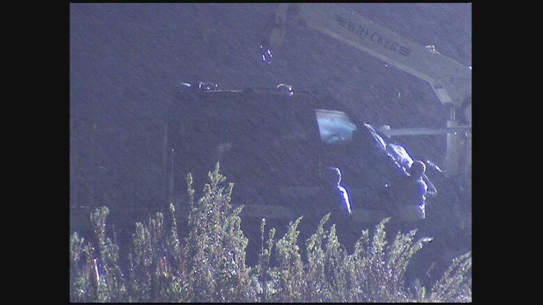 遺体を載せた軽自動車