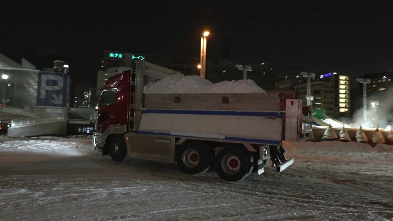 札幌駅北口に集まる大量の雪を載せたダンプカー