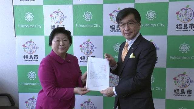 カラス対策の要望書を福島市に提出する福島学院大・桜田学長