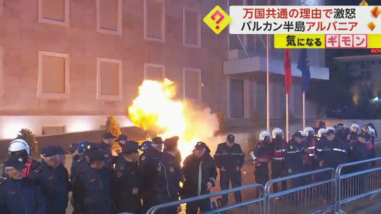 政府庁舎に投げ入れられたプラカードが爆発する瞬間(5)