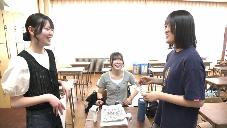 友人とおしゃべりを楽しむ伊藤さん（中央）