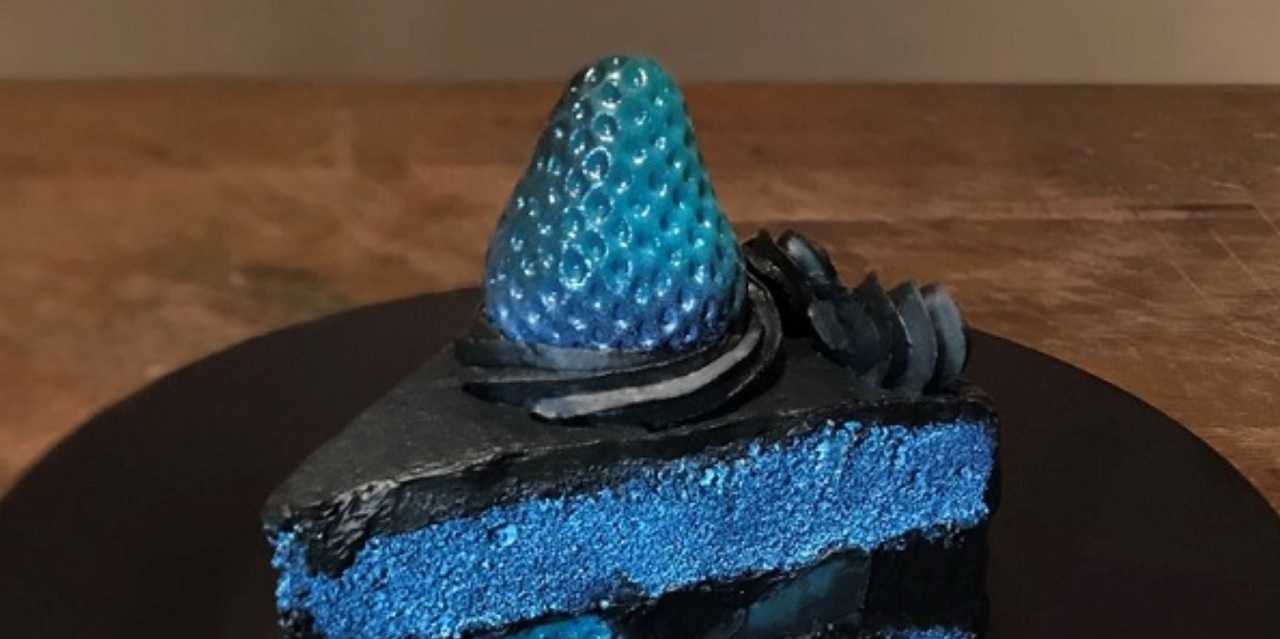 妹のために作った 青と黒の奇妙なケーキ 色を反転させると 普通の色 に見えるから不思議