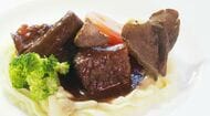 「ほっこりしていただけるような味に」　半世紀前の創業当時のビーフシチューを復活　昔の味を再現しつつ現代風のアレンジも　八ヶ岳山麓のホテルのレストラン　信州牛を使い新たな名物メニューに