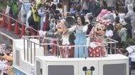 小牧では11年ぶりパレード…ディズニーの仲間たちが愛知県の「小牧市民まつり」に登場 ミッキーもレインコート姿