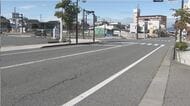  県道で76歳女性はねられ重体　両足を骨折し意識不明で搬送　軽自動車運転の男を現行犯逮捕　見通しのいい直線道路で前方不注意か　すぐ近くには交差点