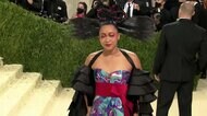 個性的髪形で圧倒的存在感 大坂なおみ選手がルイ・ヴィトンのドレスで登場