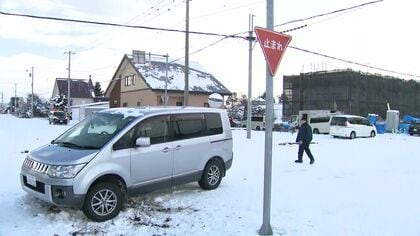 雪道で自転車に乗っていた”高齢男性”が乗用車にはねられ死亡…信号機のない十字路交差点で自転車側に一時停止の標識＜北海道東川町＞