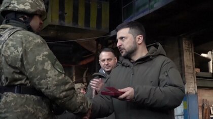 ゼレンスキー大統領が最前線の兵士らを激励　プーチン大統領は親ロシア派トップと協議