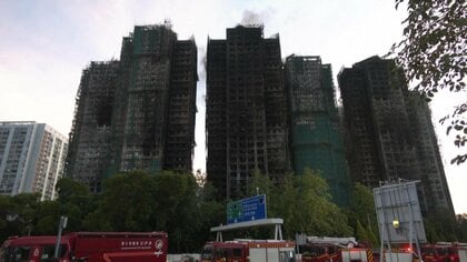 発生3日目も鎮火せず…香港高層住宅火災は死者94人負傷者76人に　今回の火災で当局が「竹の足場を金属に変更」業者に義務づけ