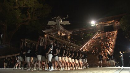 銀屋町「鯱太鼓」恩師との約束　10年の時を超えて 長崎くんちで蘇る師弟の絆　38人の心を一つに山飾が上げる