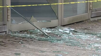 【中継】避難所の施設もガラス割れ…熊本35℃予想、猛暑の避難　水や塩あめ配布し熱中症対策も　熊本・宇城市