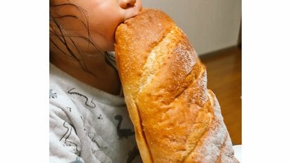 小さい口でガブッ！誕生日プレゼントに2歳女の子が“大きいパン”をリクエスト…全部食べちゃったのか母親にその後を聞いた