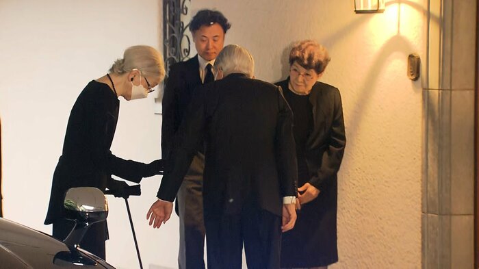上皇さまの支えと杖を頼りに三笠宮邸を弔問された