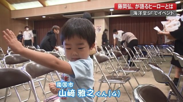 お父さんと仮面ライダーを見てとりこに 変身ポーズを披露
