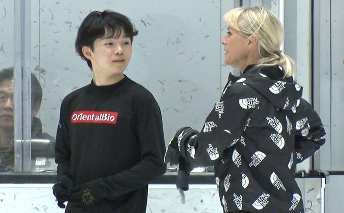 振付師のシェイ=リーン・ボーンと会話する鍵山