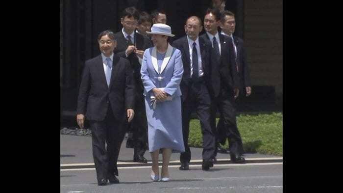 イギリス出発前に羽田空港で両陛下を護衛する側衛官や警察官ら