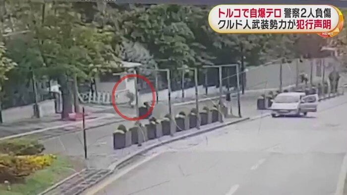 内務省の前に止められた、白っぽい車(画面右)そこから出てきた男が銃を撃ちながら、建物に近づいていく(トルコ・アンカラ 1日午前9時半ごろ)