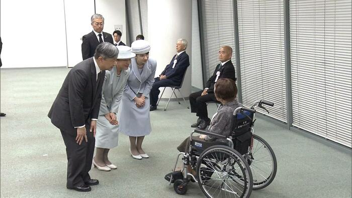 中村キクヨさんと懇談される天皇ご一家
