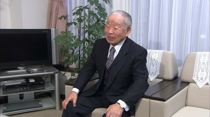 インタビュー中、石原信雄さんに満面の笑みが…(2011年)