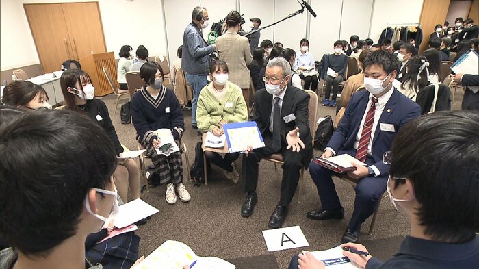 高校生を相手に、警察官時代のエピソードを語る上原智明氏(中央)