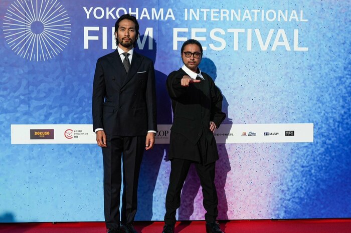(左から)阿部進之助さん、山田孝之さん