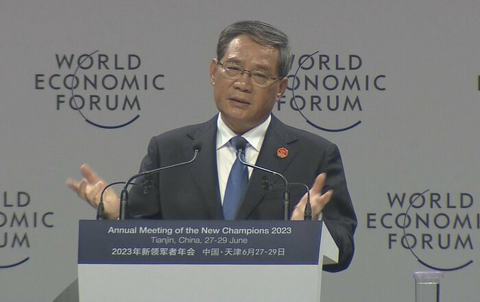 天津で行われた国際会議で演説する李強首相(6月27日)