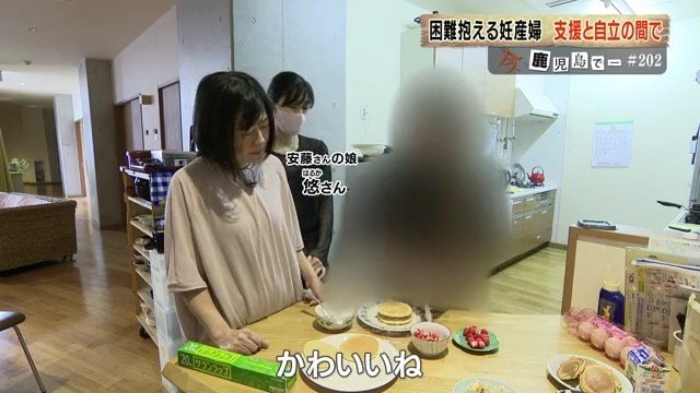 安藤さんに教わりながら一緒にケーキを作る 元利用者の女性