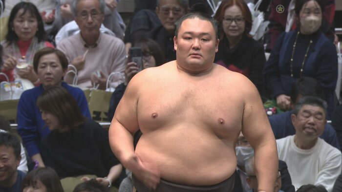 平戸海との取組に臨む朝乃山　21日（日本相撲協会提供）