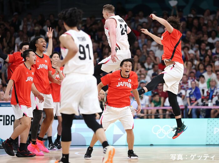 フランス戦でのキャプテン・富樫勇樹(中央)ら日本選手たち(30日、ピエール・モロワ競技場)