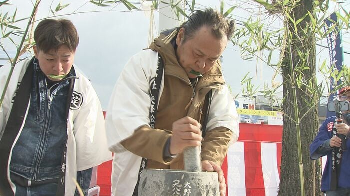 口にサカキの葉をくわえるのが習わし