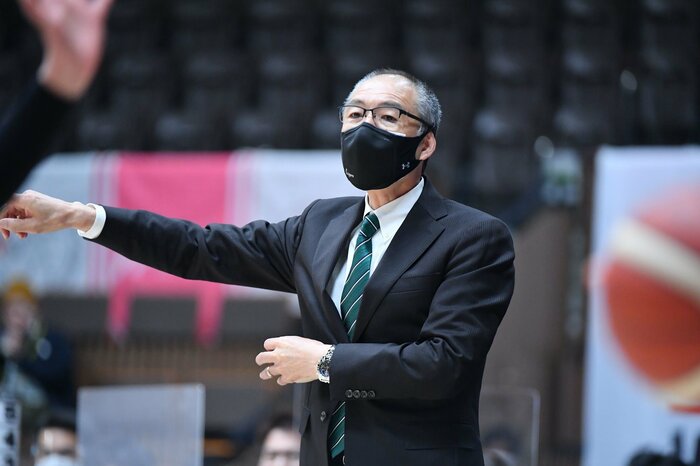 昨シーズンより日立ハイテクの指揮官に就任した内海知秀HC(3月13日、対山梨QB戦より)
