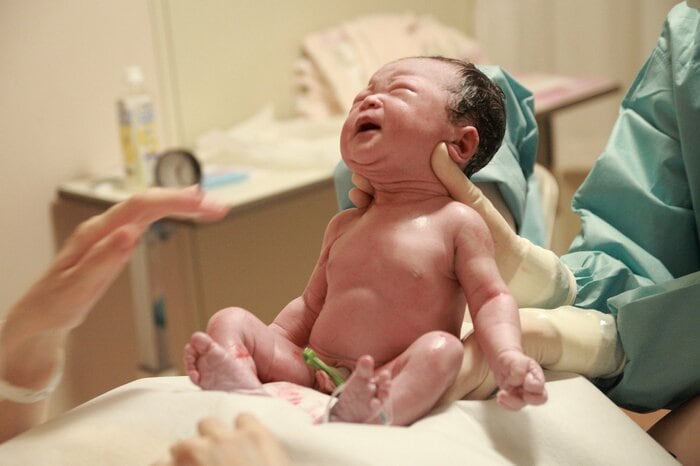 赤ちゃんは、ママに抱っこされることはなくそのままNICUへ移動する