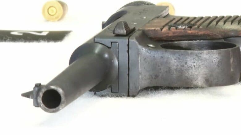 旧日本軍の拳銃を所持した疑い　腰とズボンの間に隠し持っていたか　知人宅で取り押さえられる　自称自営業の男（60）を逮捕　福岡｜FNNプライムオンライン