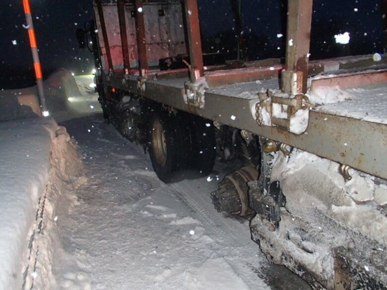 【冬にタイヤ脱輪】「去年整備工場で交換した」のに…士別市でボルトが折れた乗用車―北海道の雪道で走行車両“タイヤ脱落”相次ぐ〈大型トラックも後輪タイヤが歩道に転がり「ハンドル取られる」〉旭川市｜FNNプライムオンライン