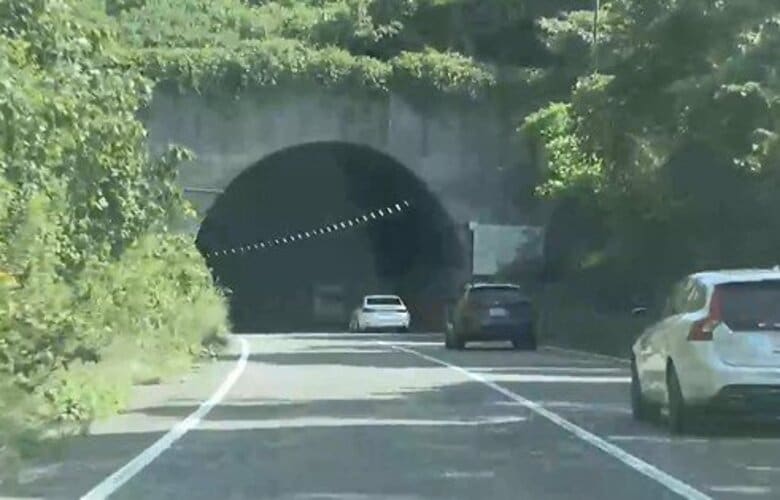 西広島バイパスのトンネルの壁に乗用車衝突　運転していた男性（７６）死亡｜FNNプライムオンライン