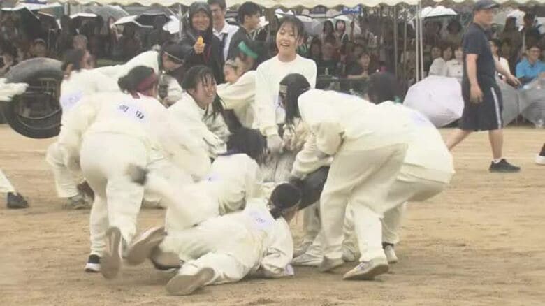 「がんばっていきまっしょい」松山東高校で“名物”運動会　雨でもはじける青春　競技と声援で熱気【愛媛】｜FNNプライムオンライン