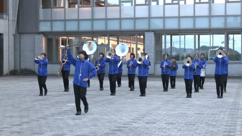限られた1時間に情熱を込めて マーチングで協調性磨き目指すは金賞 大館国際情報学院吹奏楽部18人の挑戦【秋田発】|FNNプライムオンライン