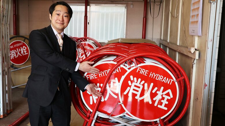 道ばたで見かける「消火栓標識」は広告によって維持管理されていた！80％広告なしでも使命を果たす社長の信念｜FNNプライムオンライン