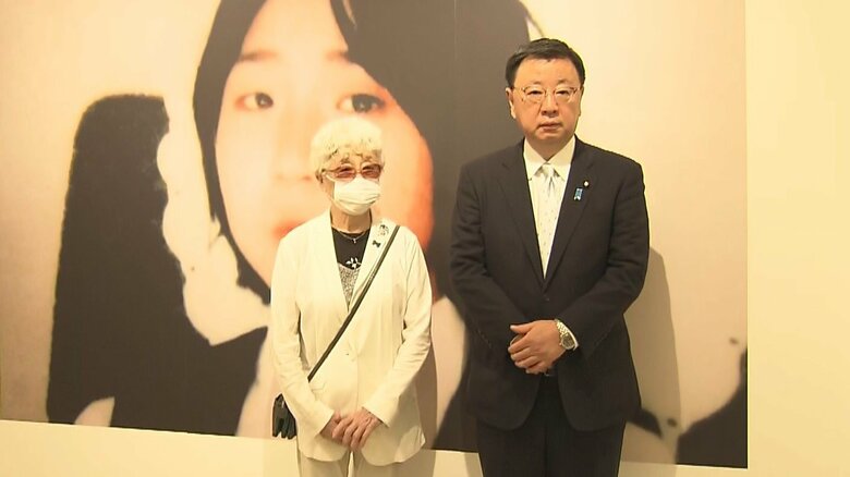 松野官房長官「胸が締め付けられる思い」横田めぐみさんの写真展を観覧　｜FNNプライムオンライン