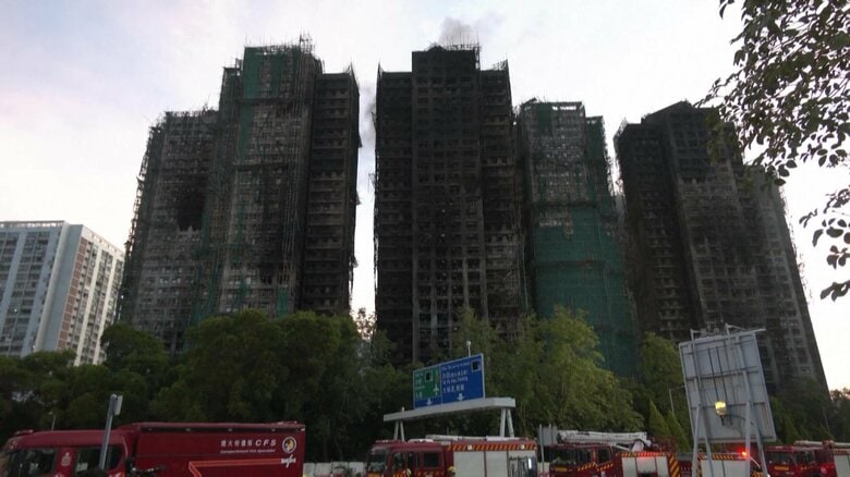 発生3日目も鎮火せず…香港高層住宅火災は死者94人負傷者76人に　今回の火災で当局が「竹の足場を金属に変更」業者に義務づけ｜FNNプライムオンライン