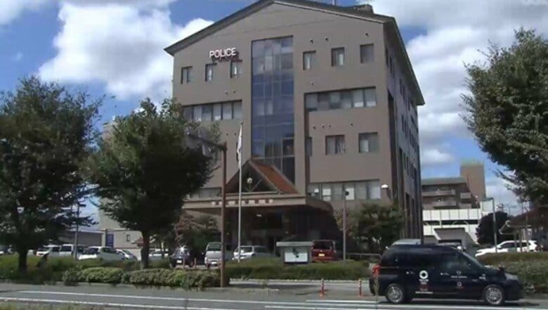 乗用車がセンターライン越え電柱に衝突　助手席の男性（85）死亡　運転の妻（76）重傷　広島・東広島市｜FNNプライムオンライン