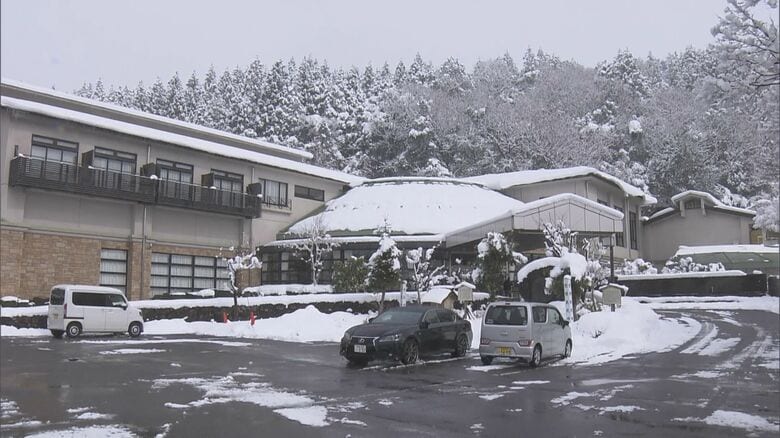 坂を上れない宿泊客から“SOS”も…岐阜県で断続的に雪 山中にあるホテルは対応に苦慮「可能な限り我々で除雪している」｜FNNプライムオンライン