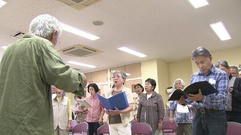 平和を歌い継ぐ被爆者合唱団「ひまわり」被爆80年の式典で最後の歌声　平均年齢86歳超の長崎の被爆者たちが伝えたい「もう二度と」に込めた平和への祈り｜FNNプライムオンライン