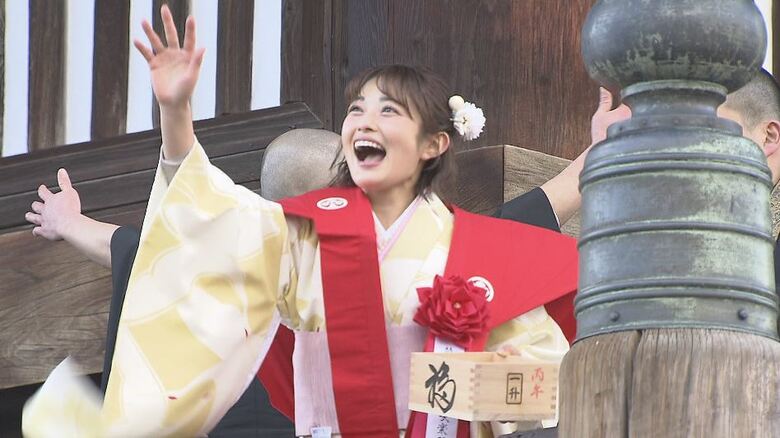 「福をお祈り」タレントの井上咲楽さんが豆まき　善光寺節分会　長野市｜FNNプライムオンライン