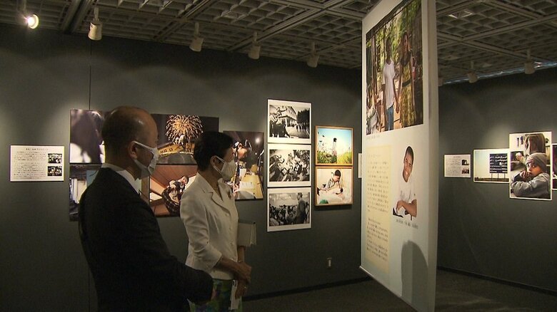 「国境なき子どもたち(KnK)創立25周年記念写真展」をご覧になる高円宮妃久子さま
