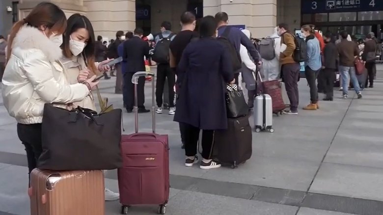 武漢で再開された鉄道や航空便などを利用する人々
